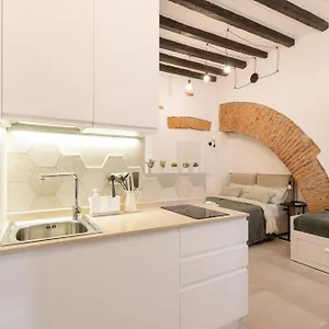 Bricks & Beams In The Key Area Of Apartment Milan
